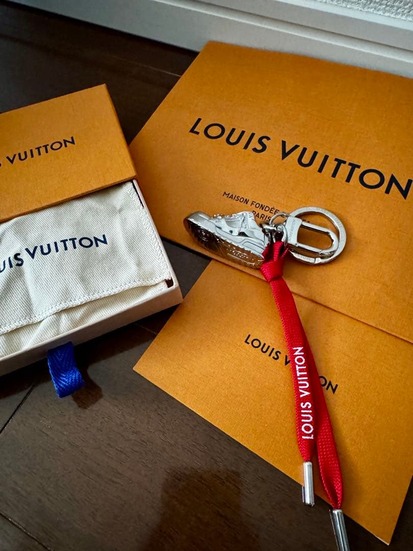 け*け様 正規美品 ルイヴィトンLV トレーナーシルバーメタル