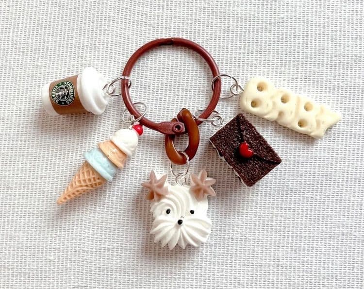 じゃらじゃらキーホルダー ホイップわんちゃん - メルカリ