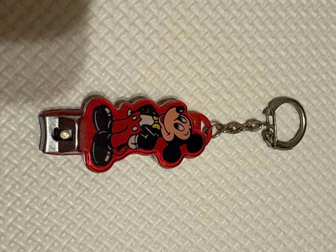 ミッキーマウス 爪切りキーホルダー 赤 - メルカリ