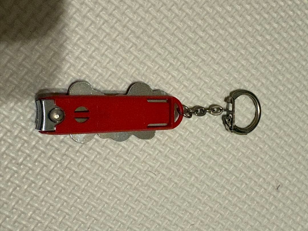 ミッキーマウス 爪切りキーホルダー 赤 - メルカリ