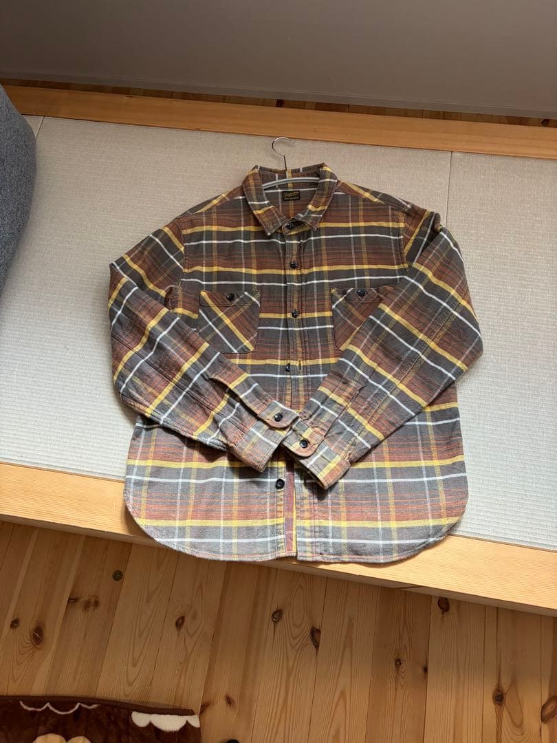 ブラウン系チェック柄長袖シャツ