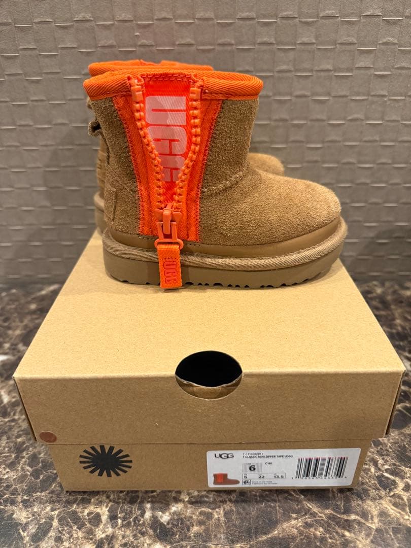 美品　UGG キッズ　ベビー　ムートン　ブーツ　ジッパー　13.5cm