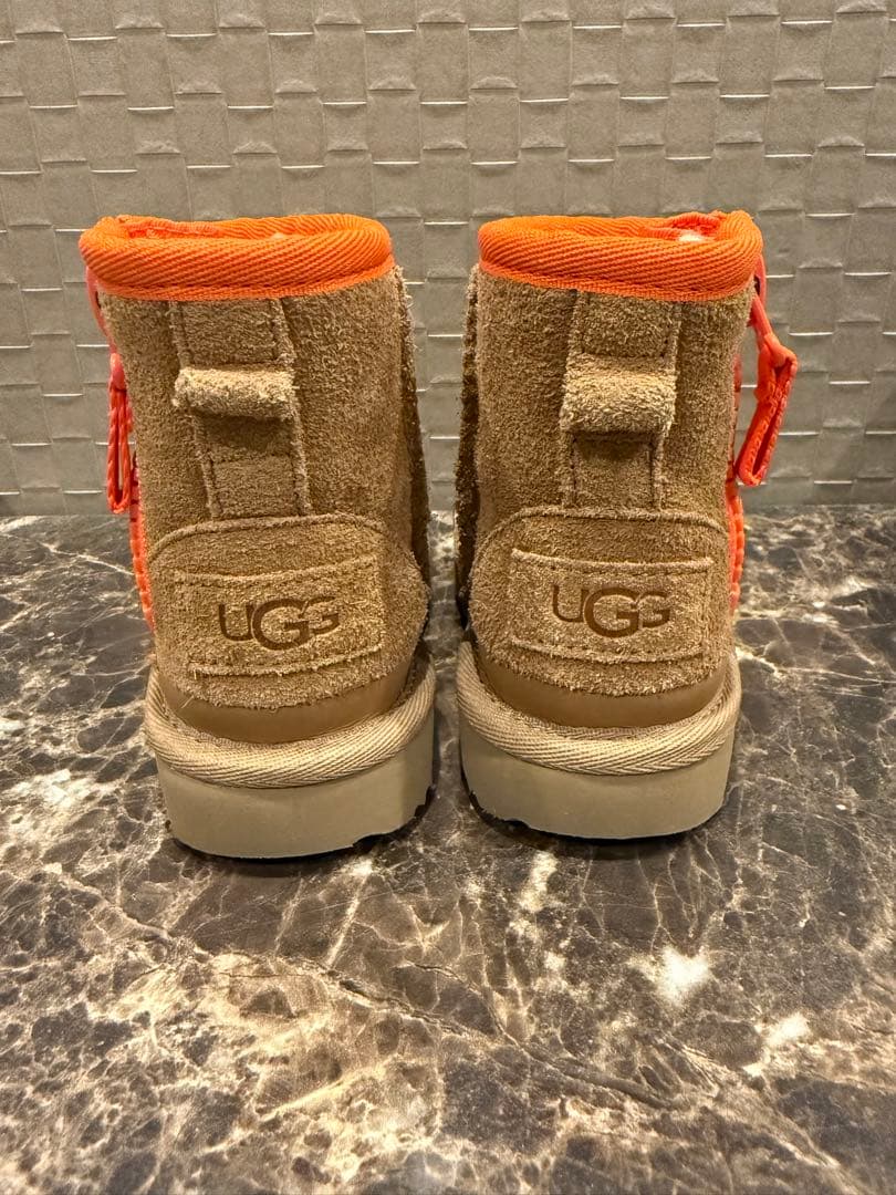 美品　UGG キッズ　ベビー　ムートン　ブーツ　ジッパー　13.5cm