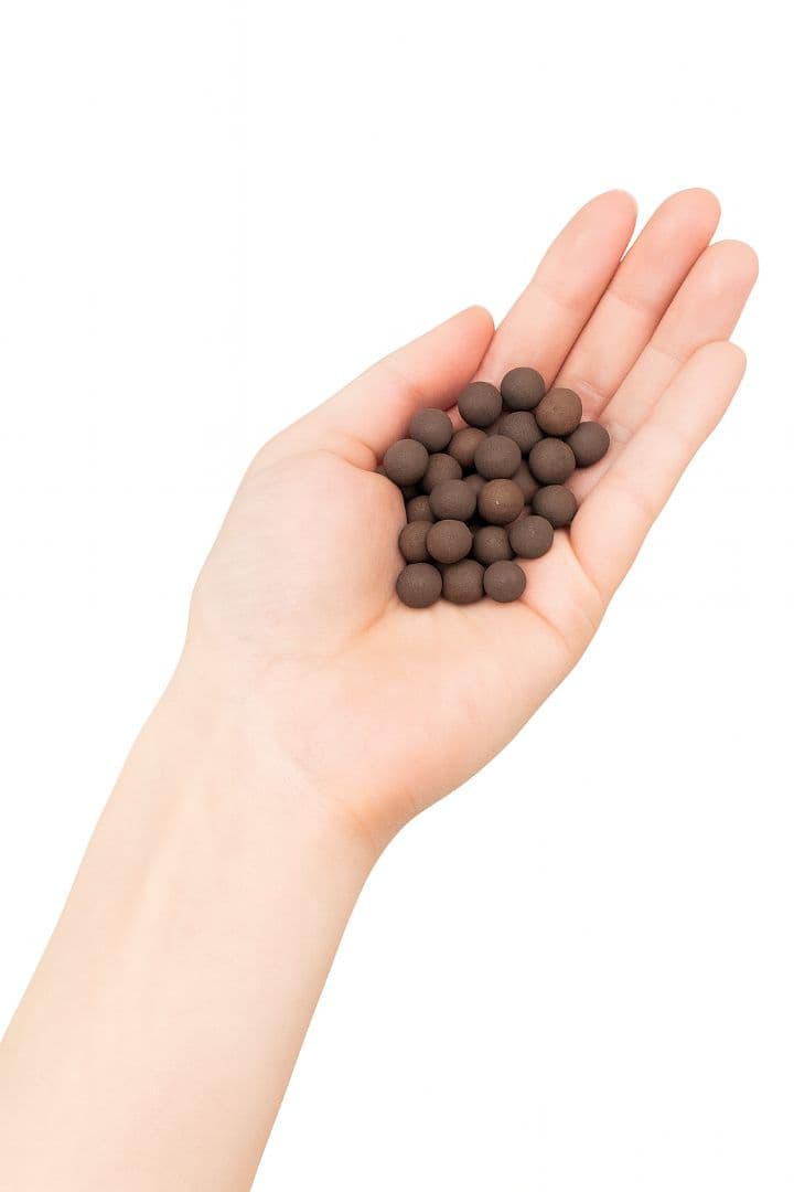 奇跡の天然鉱石「ぐんぐん玉」観葉植物用です。 - メルカリ