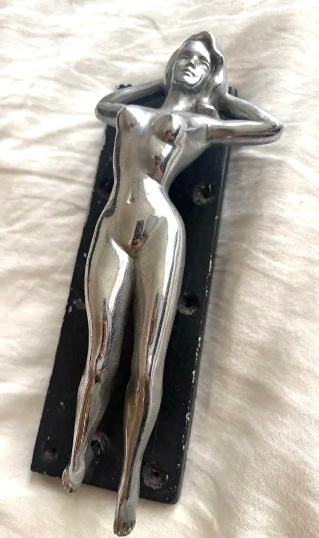 メタル製 女性ヌード像 壁掛け用　シュルレアリスム　マンレイ　オブジェ　アート ヌード女性像 女神 女神像 ボディアート 美少女 樹脂製 アート装飾