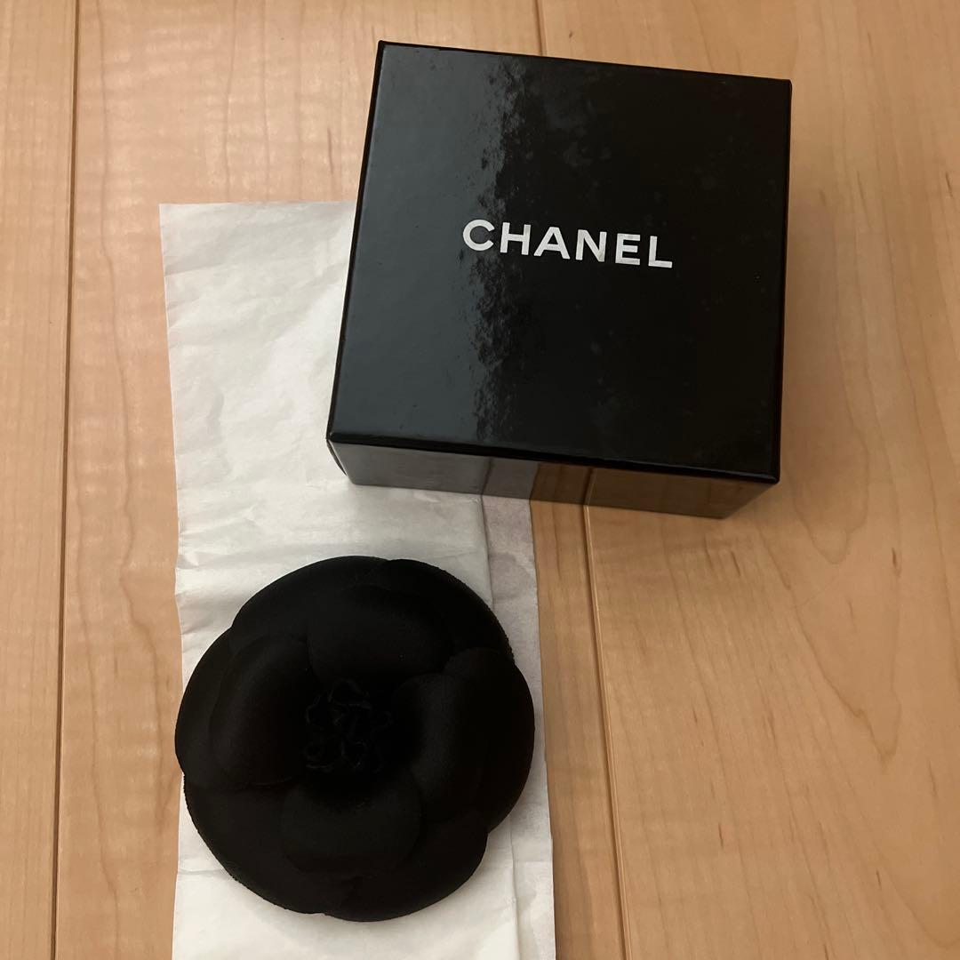 ぬ*ッ様 CHANEL ブラック ブローチ 箱付き　9.5cm