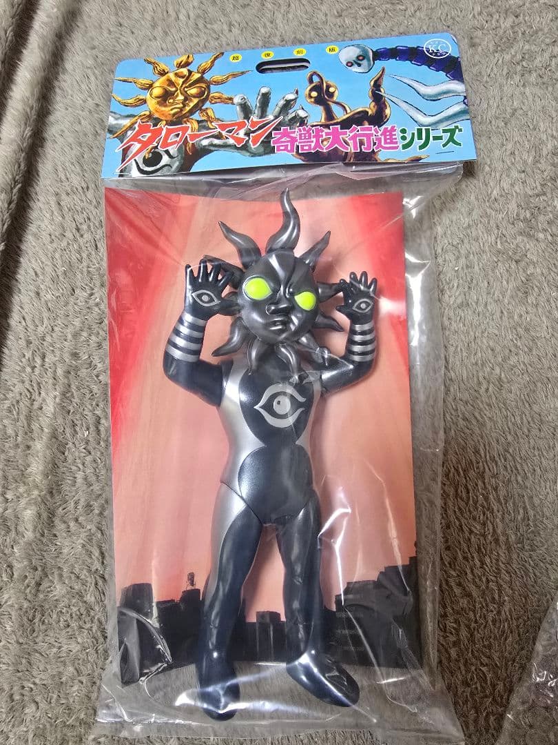 ア*ン様 超復刻版タローマンソフビ人形 (ブラックタローマン)