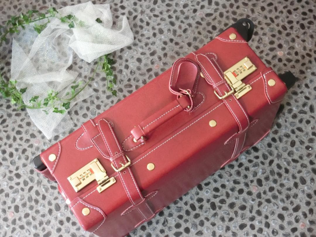 新品未使用☆頑強しっかりした作りの可愛い赤色スーツケース　ダイヤル式鍵付