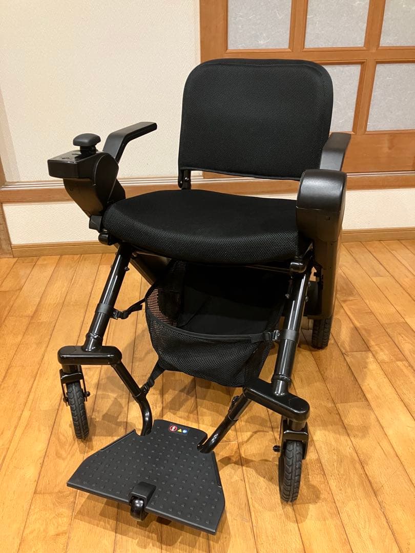 （交渉可）電動車椅子 WHILL model F折りたたみ式 黒 充電器付き