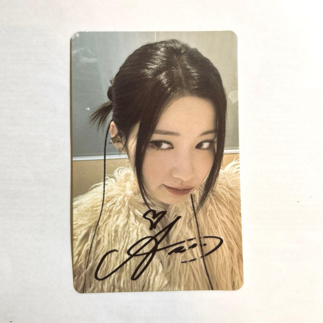 BABYMONSTER アサのサイン入りカードとサイン入りアクリルスタンド