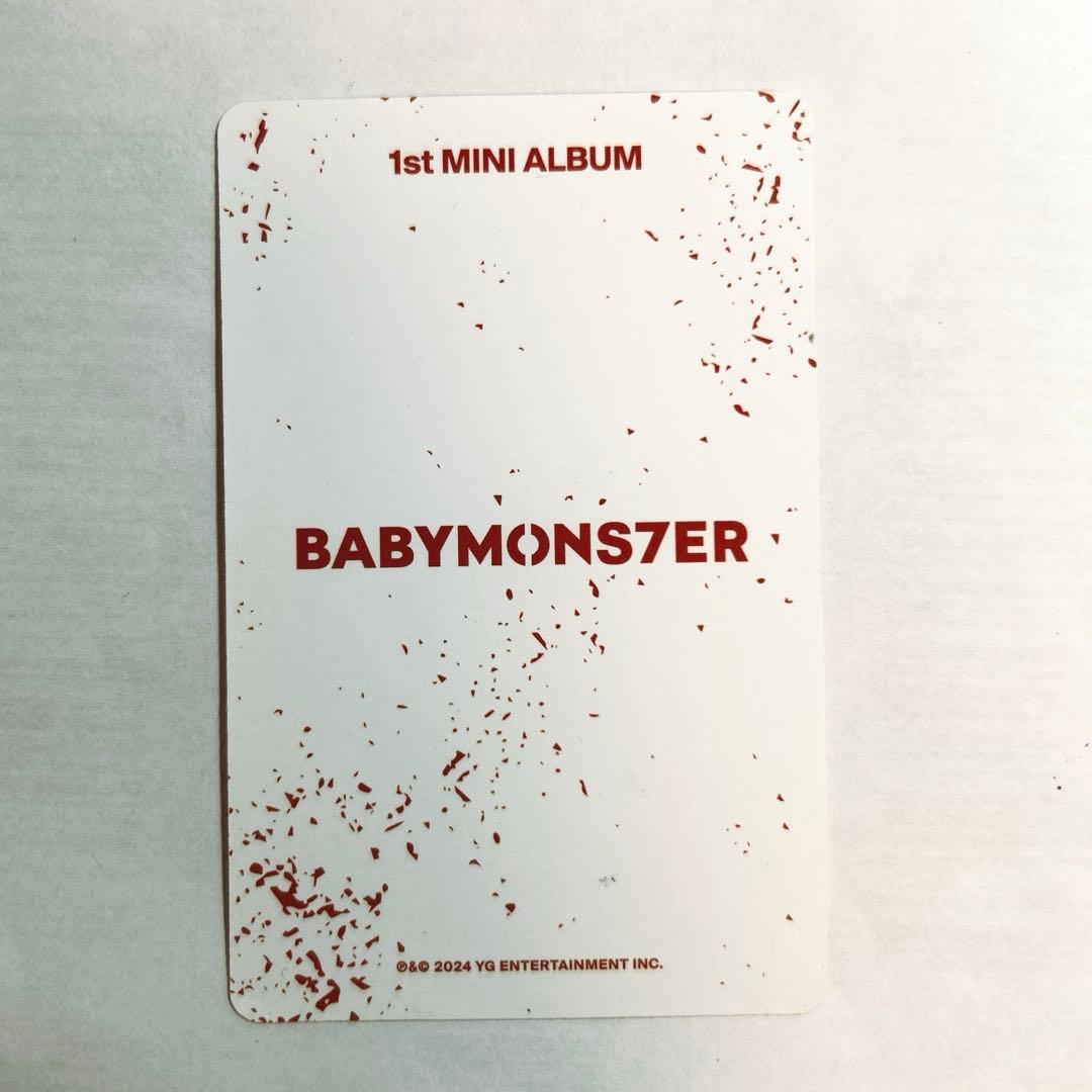 BABYMONSTER アサのサイン入りカードとサイン入りアクリルスタンド
