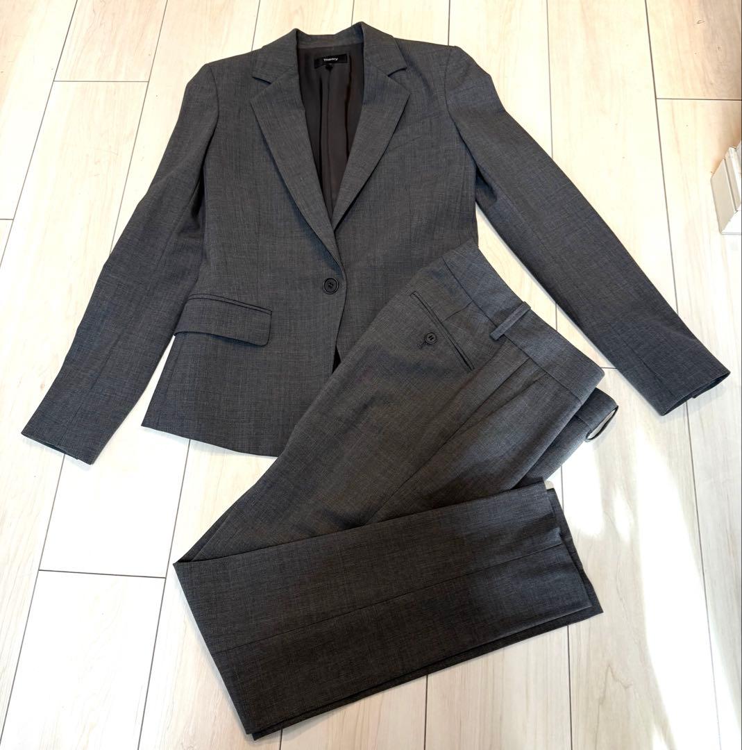 【ななみ】Theory Tailor ダークグレー ジャケットパンツスーツ Next：日本 グレー - スリムフィット - テクスチャード スーツ