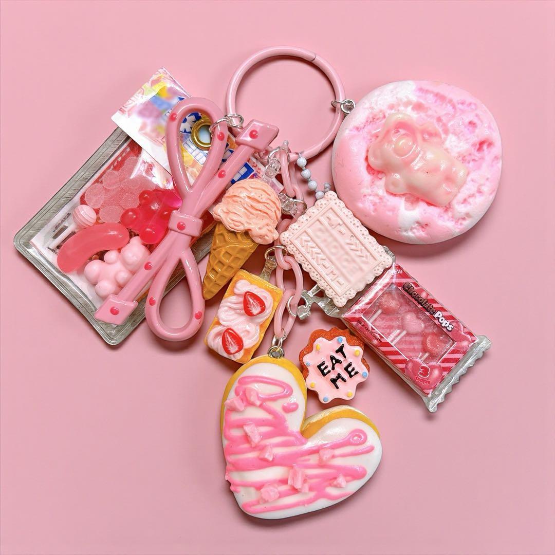 じゃらじゃらキーホルダー ピンク お菓子 アメリカンスイーツ - メルカリ