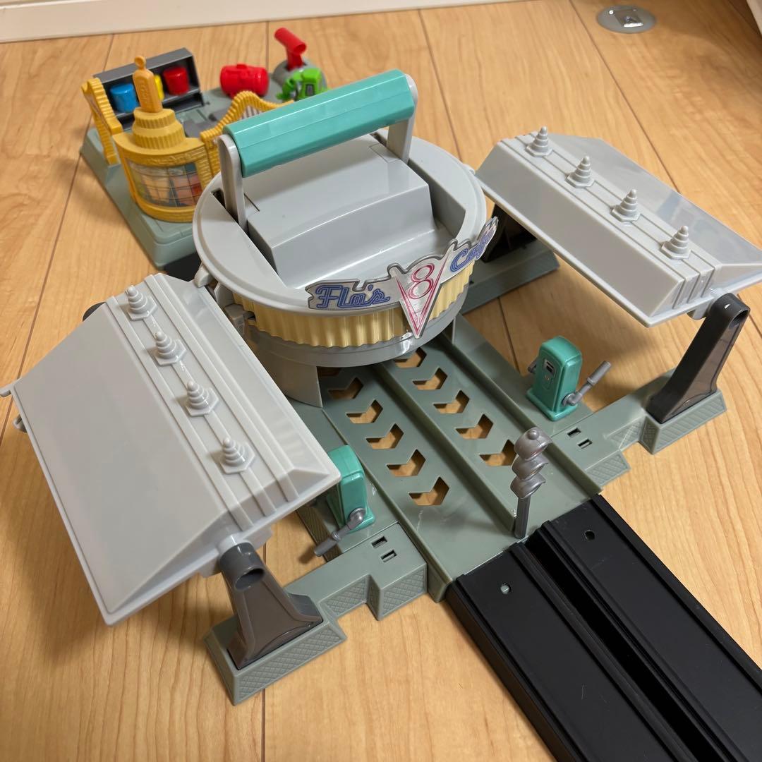 【カーズ】フローのV8カフェ　ラモーンのボディショップ　プレイセット