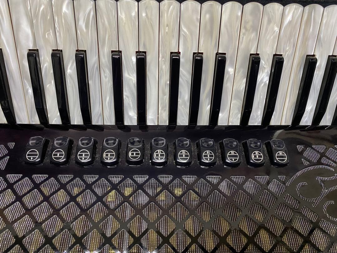 BB バロンブリーニ最高品質アコ赤蛇腹、シエルの鍵盤べースボタン使用