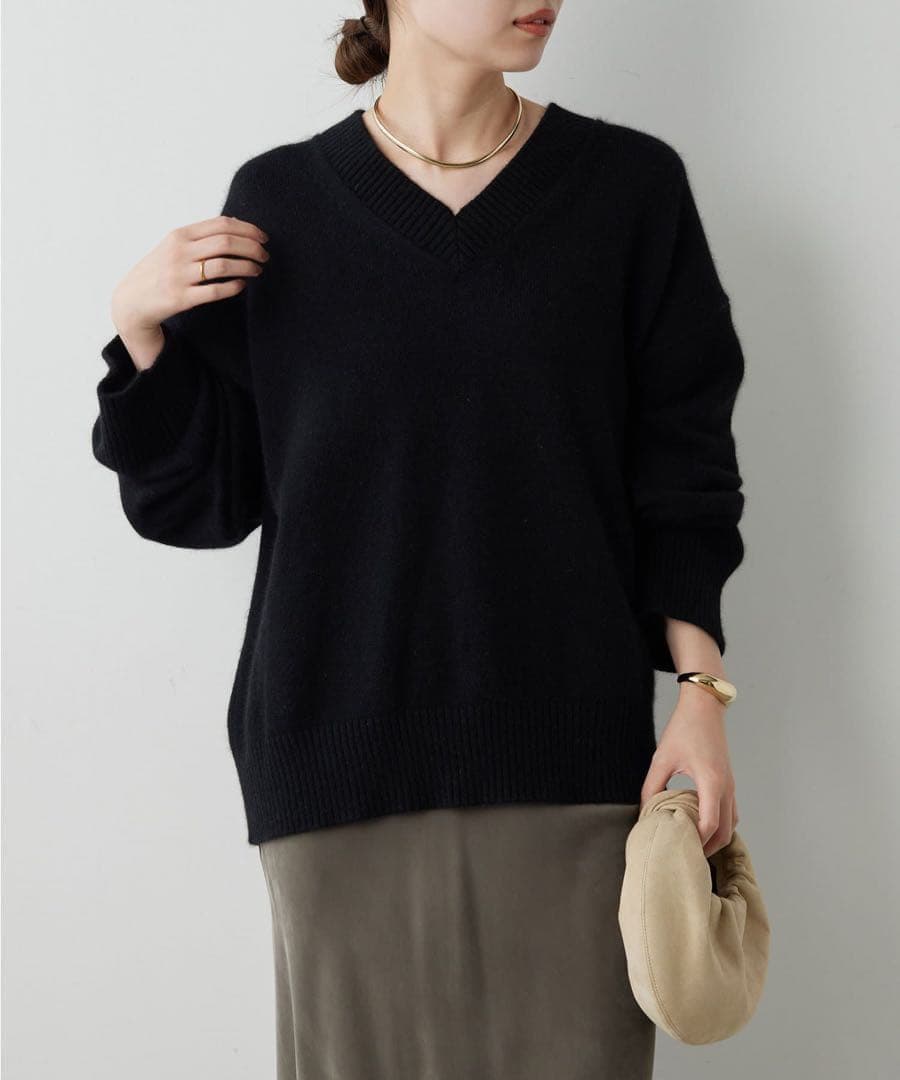 2025 ガリャルダガランテ　【着やせニット】バックスリットVニット