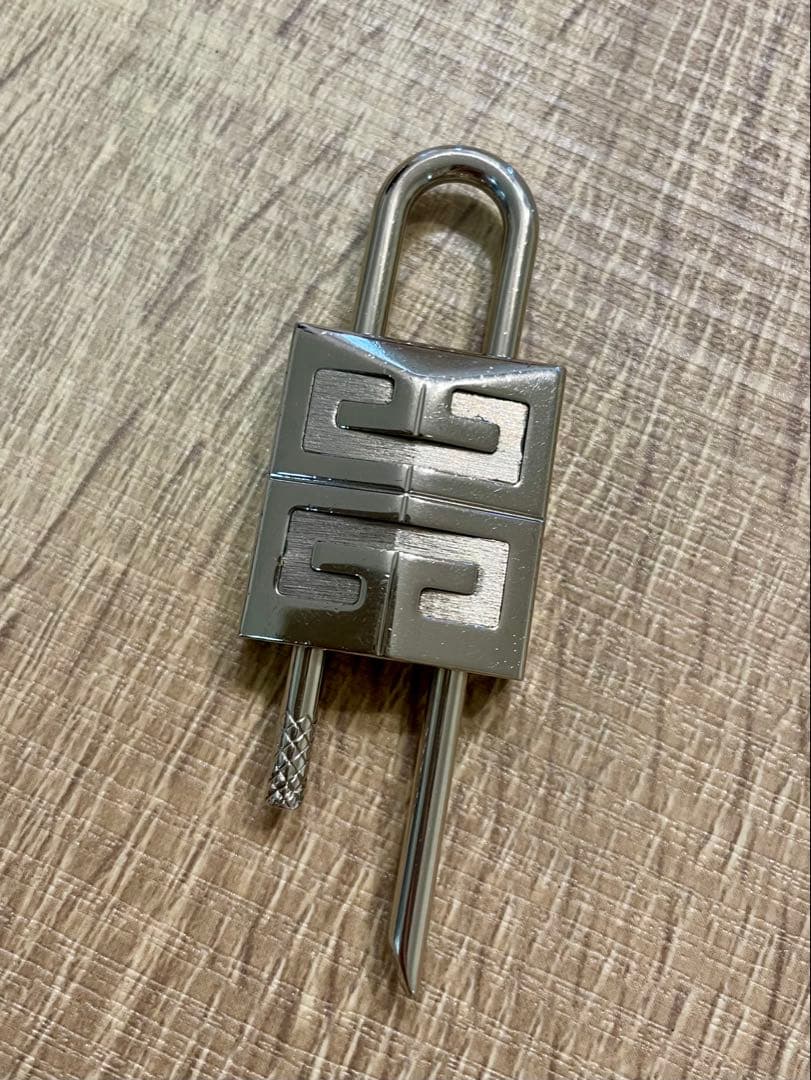 GIVENCHYジバンシー パドロック シルバー　ネックレストップ brandnosato_bn008x-f045-001