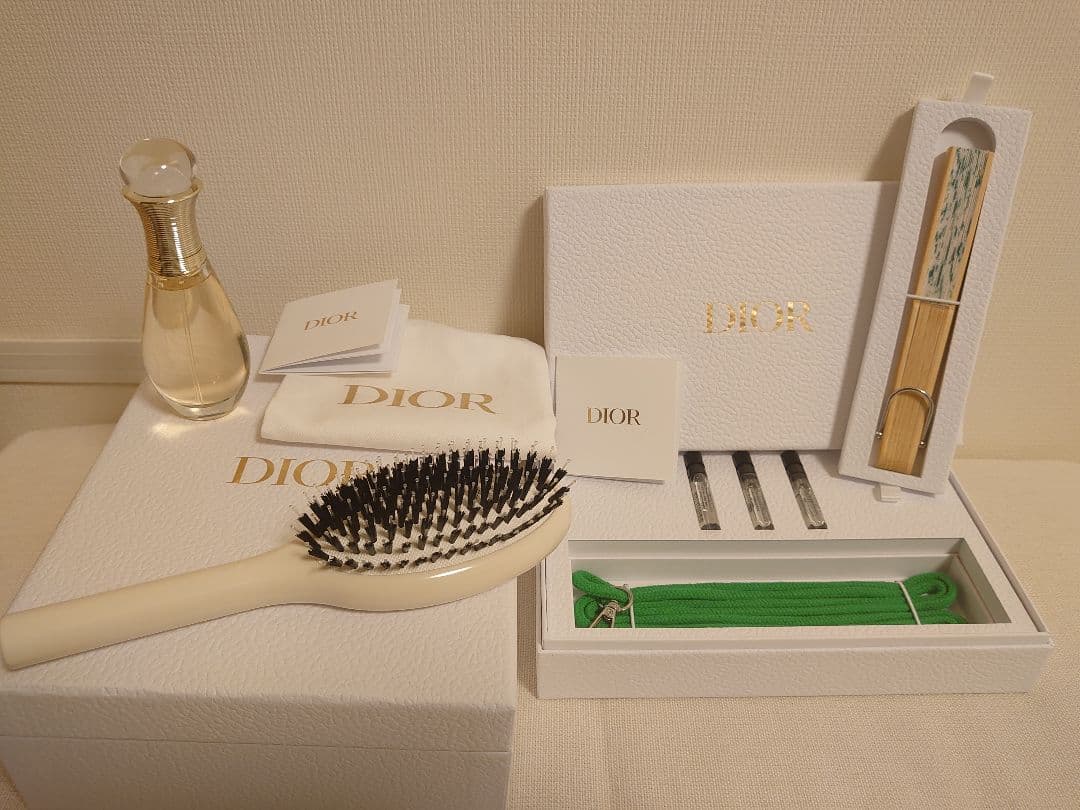 Dior プラチナ会員限定ノベルティ２セット（ヘアブラシのセット、扇子のセット）