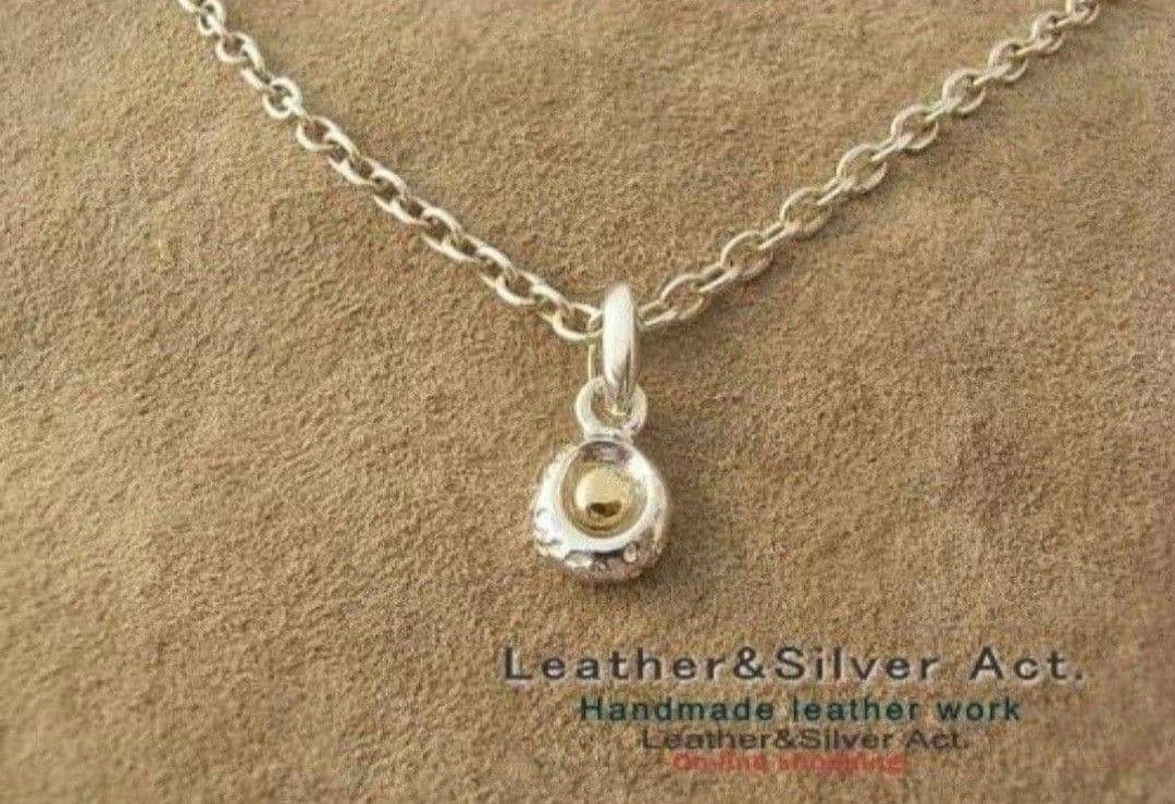 シルバーネックレス　金具太陽部分の中央にワンポイントゴールド