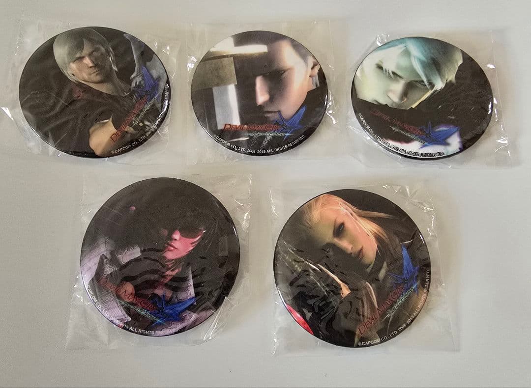 デビルメイクライ Devil May Cry カプコンバー 缶バッジ コンプ品 カプコンカフェ 池袋店『デビル メイ クライ 5』復刻コラボで登場する