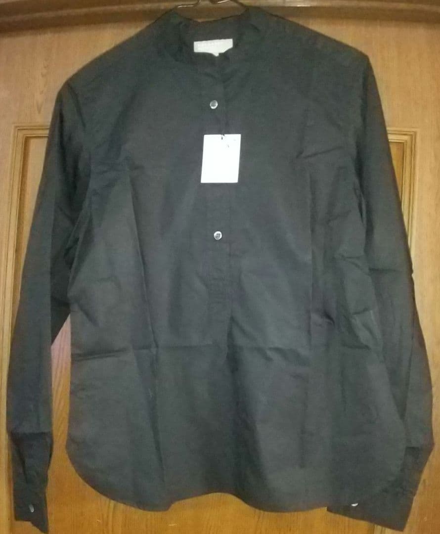 新品タグ付き マーガレット・ハウエル 黒ブラウス 綿１００% MARGARET HOWELL（マーガレットハウエル）の「COTTON LINEN TWILL