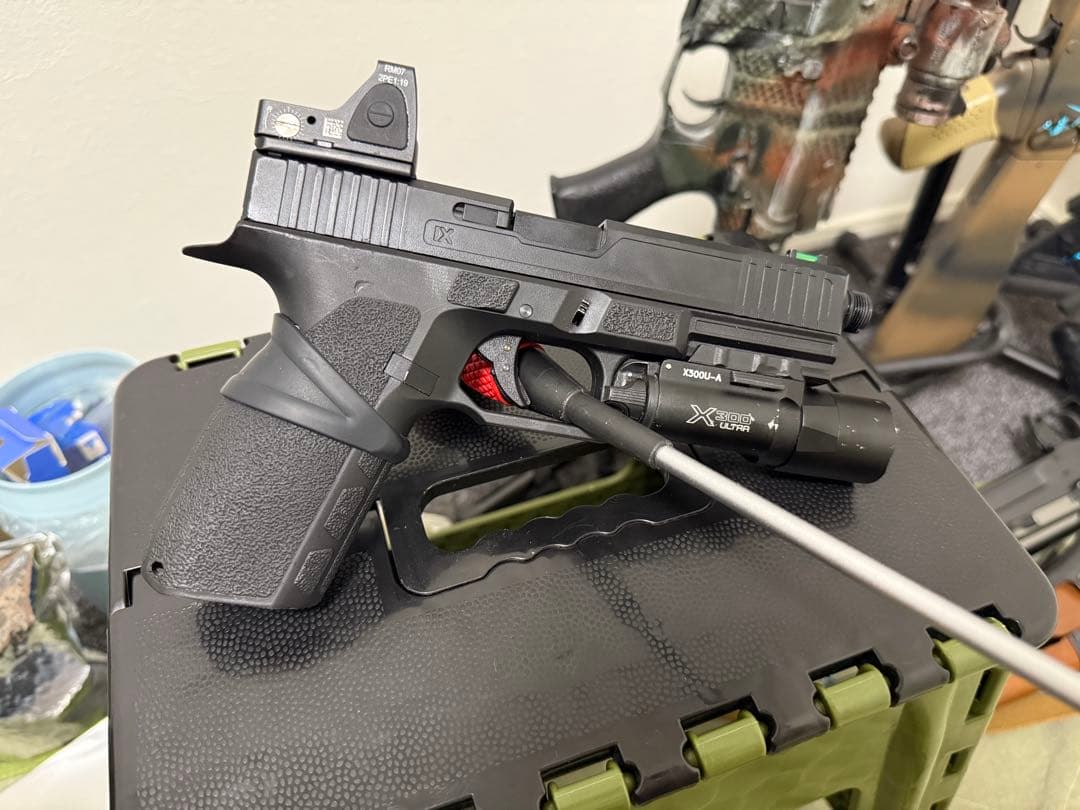 カーボネイト　ストライカー9s ライト付き 2マガジン　ホルスター付き