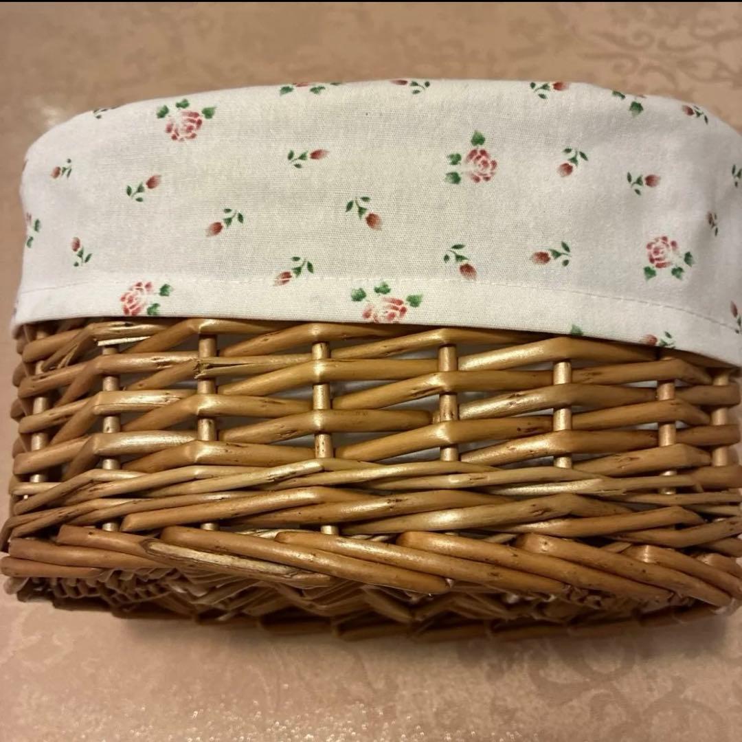 マニーローズ布カバー付き籐バスケット・ティーポット型木製ラック 2点