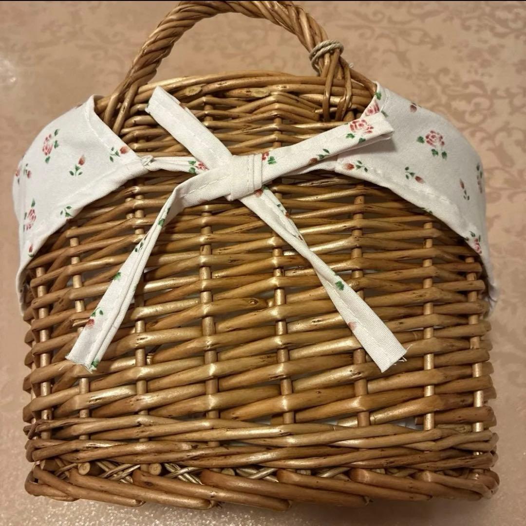 マニーローズ布カバー付き籐バスケット・ティーポット型木製ラック 2点