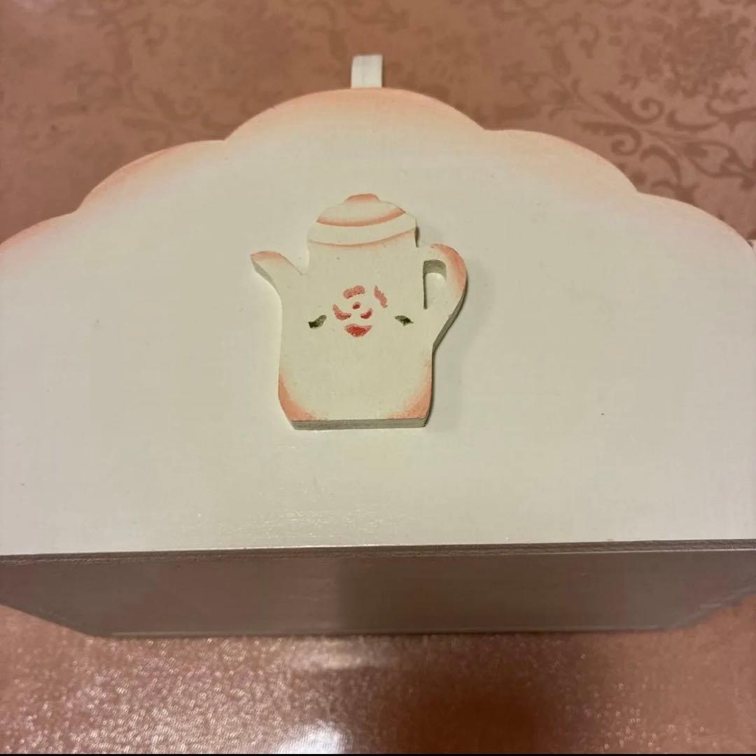 マニーローズ布カバー付き籐バスケット・ティーポット型木製ラック 2点