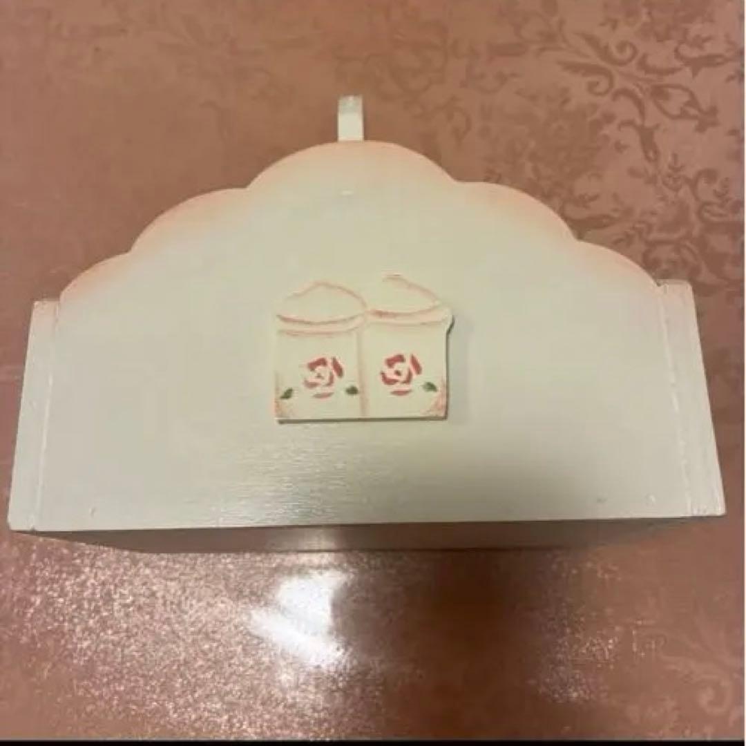 マニーローズ布カバー付き籐バスケット・ティーポット型木製ラック 2点