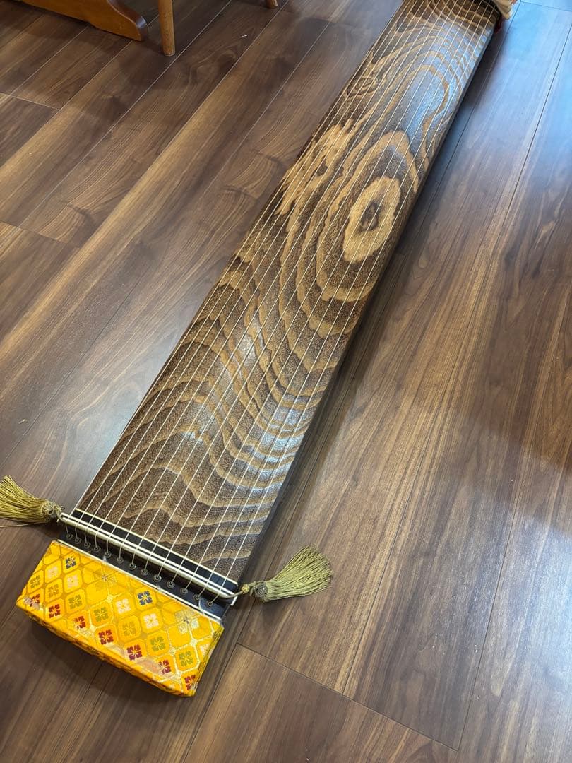 沖縄の琉球木製の琴