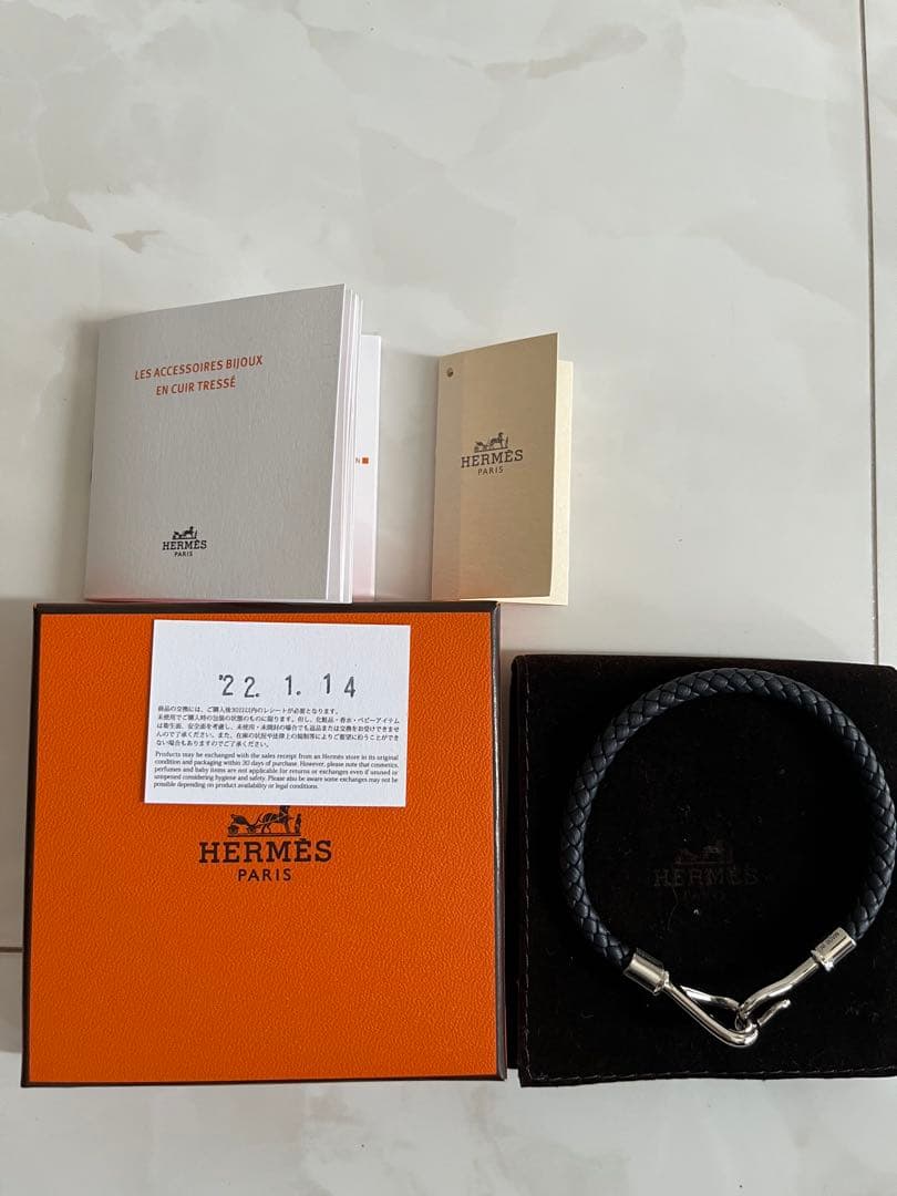 HERMES ブラックレザーブレスレット《ジャンボH》
