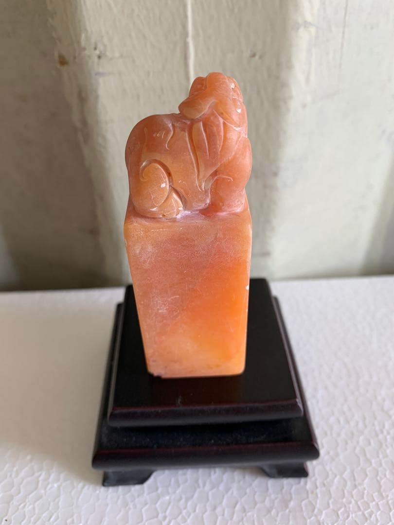 R1491」本田黄石 印材 神獣彫刻 台座付 高約8.5cm - メルカリ