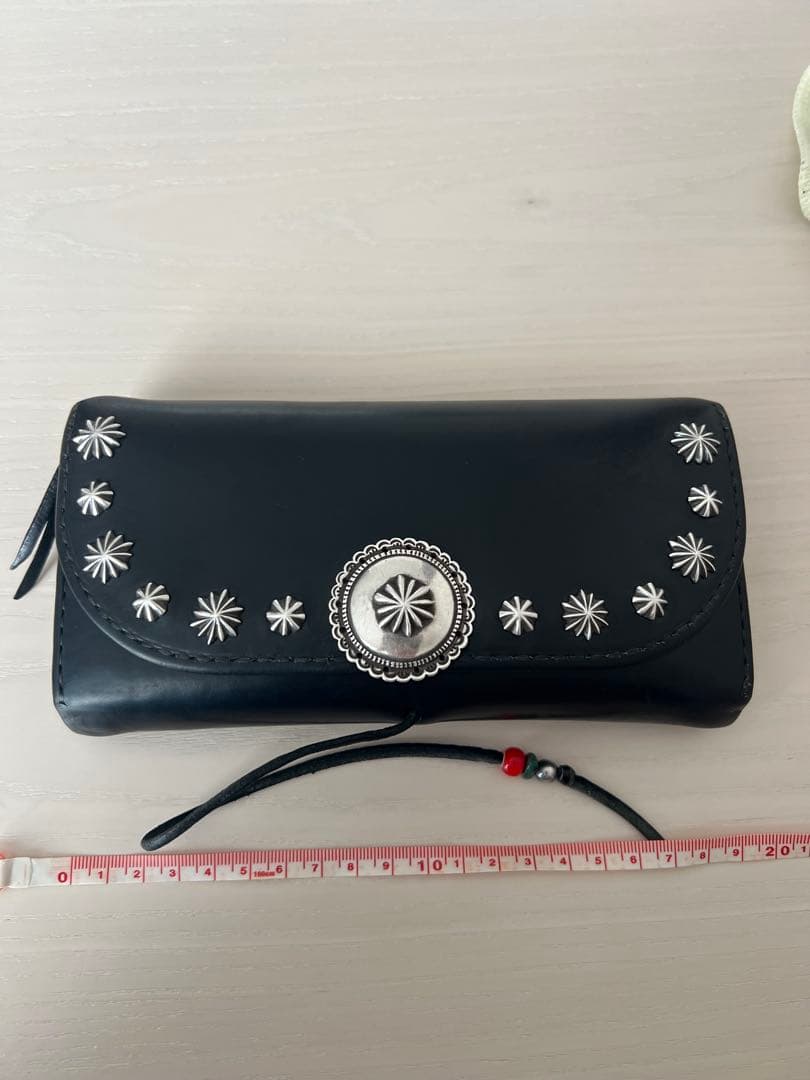 本革　スタッズ、コンチョ付長財布