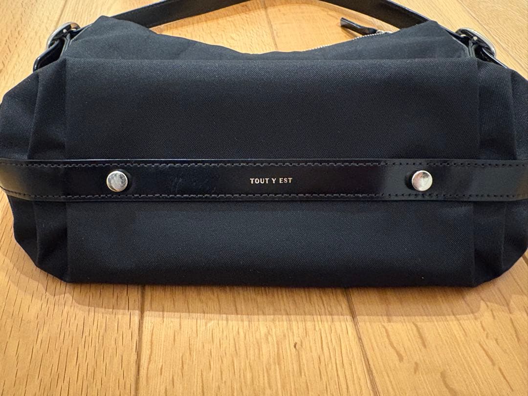 TOUT Y EST トゥティエ カノ トワル スモール バッグ 黒 - メルカリ