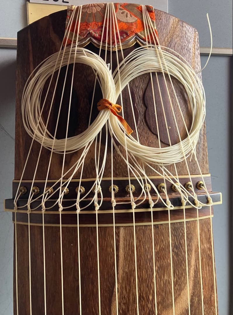 お琴 13弦 並甲、すだれ彫りです。一式揃ってます。