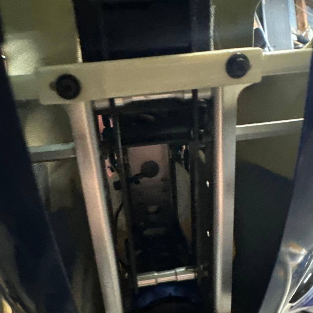 JA9909 ヘリコプター クリーム色と赤 - メルカリ