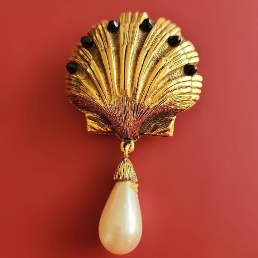 ヴィンテージCHANEL(シヤネル)貝殻デザイン ブローチ 　パール付き