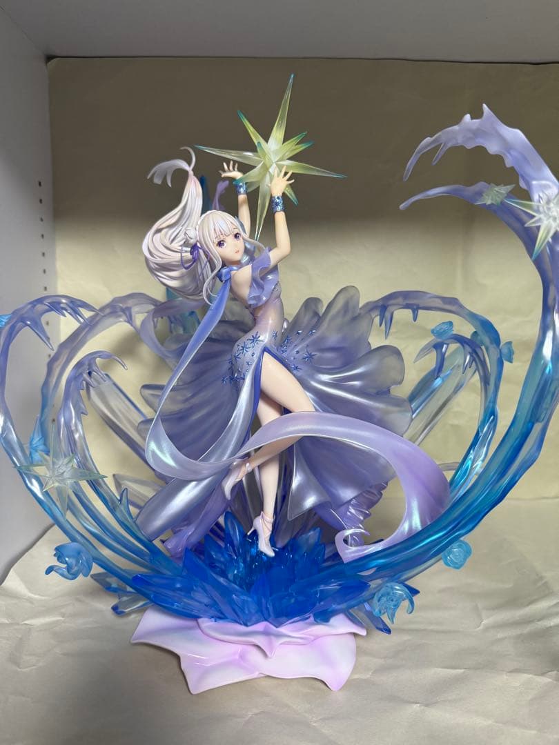 エミリア クリスタルドレス フィギュア