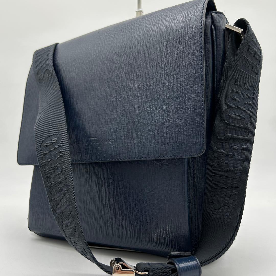 【美品】サルヴァトーレ フェラガモ ショルダーバッグ レザー ネイビー 斜め掛け