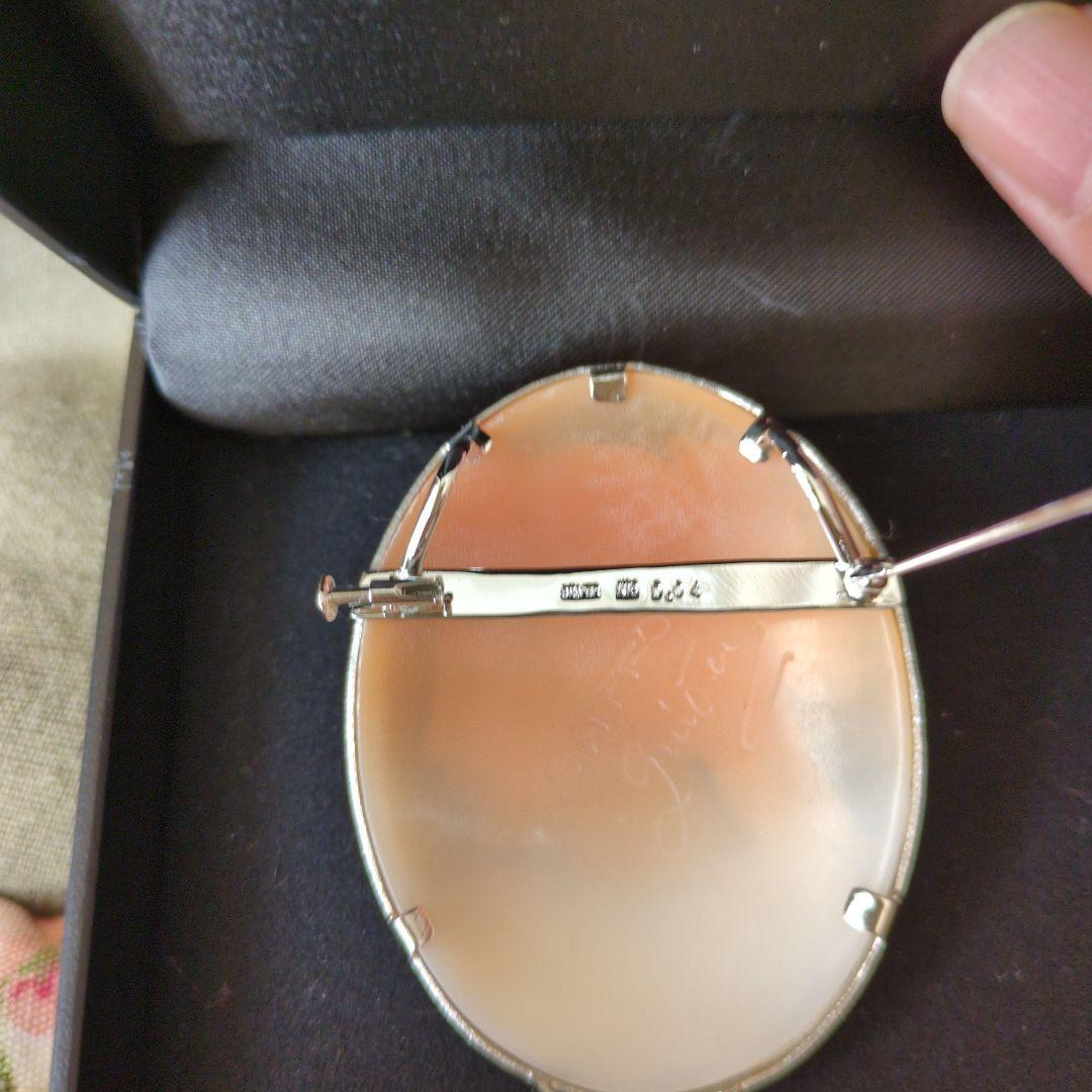 シェルカメオブローチ(作家物）ジュゼッペ・テソリエーレ作 - メルカリ