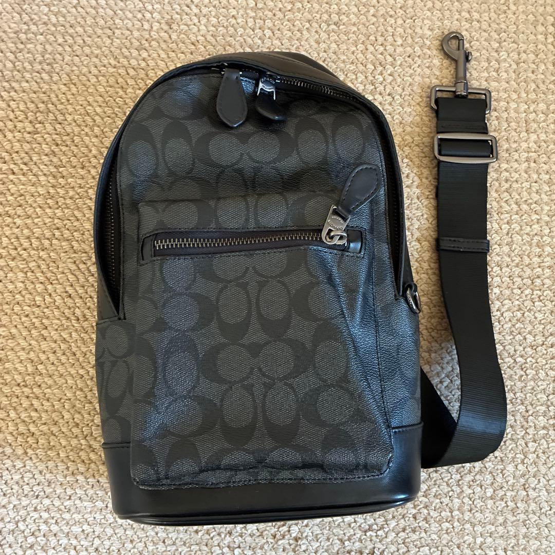 COACH シグニチャー柄ボディバッグ