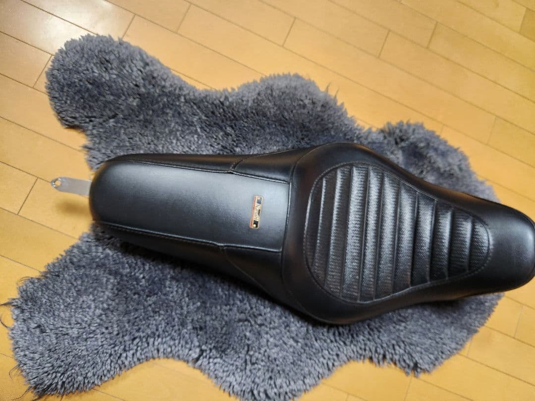 ハーレーダビッドソン　KandH バイクシート 黒 レザー ストライプデザイン