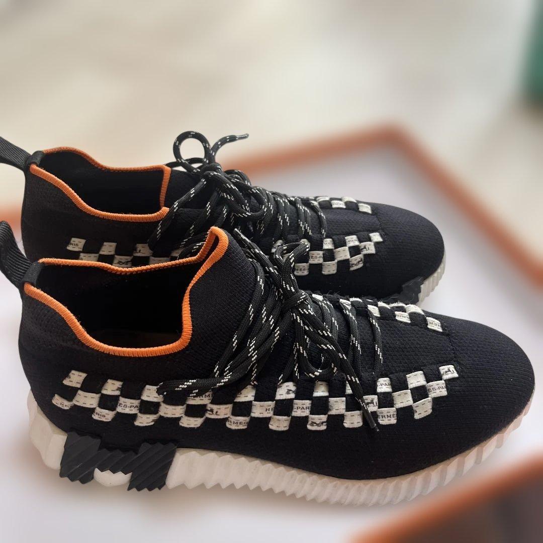 ブラック/オレンジ チェックパターン スニーカー