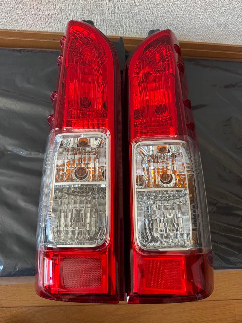 ハイエース 6型 スーパーGL 純正テールランプ 左右セット 赤
