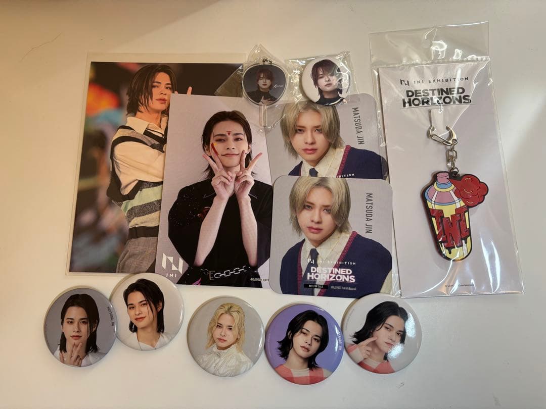 INI うちわ アクスタ 缶バッジ