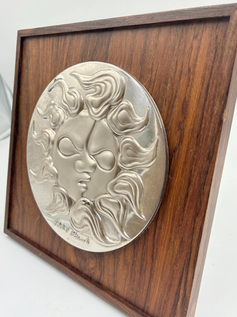 岡本太郎 純銀レリーフ「人間と太陽」特別限定版 通し番号445 - メルカリ