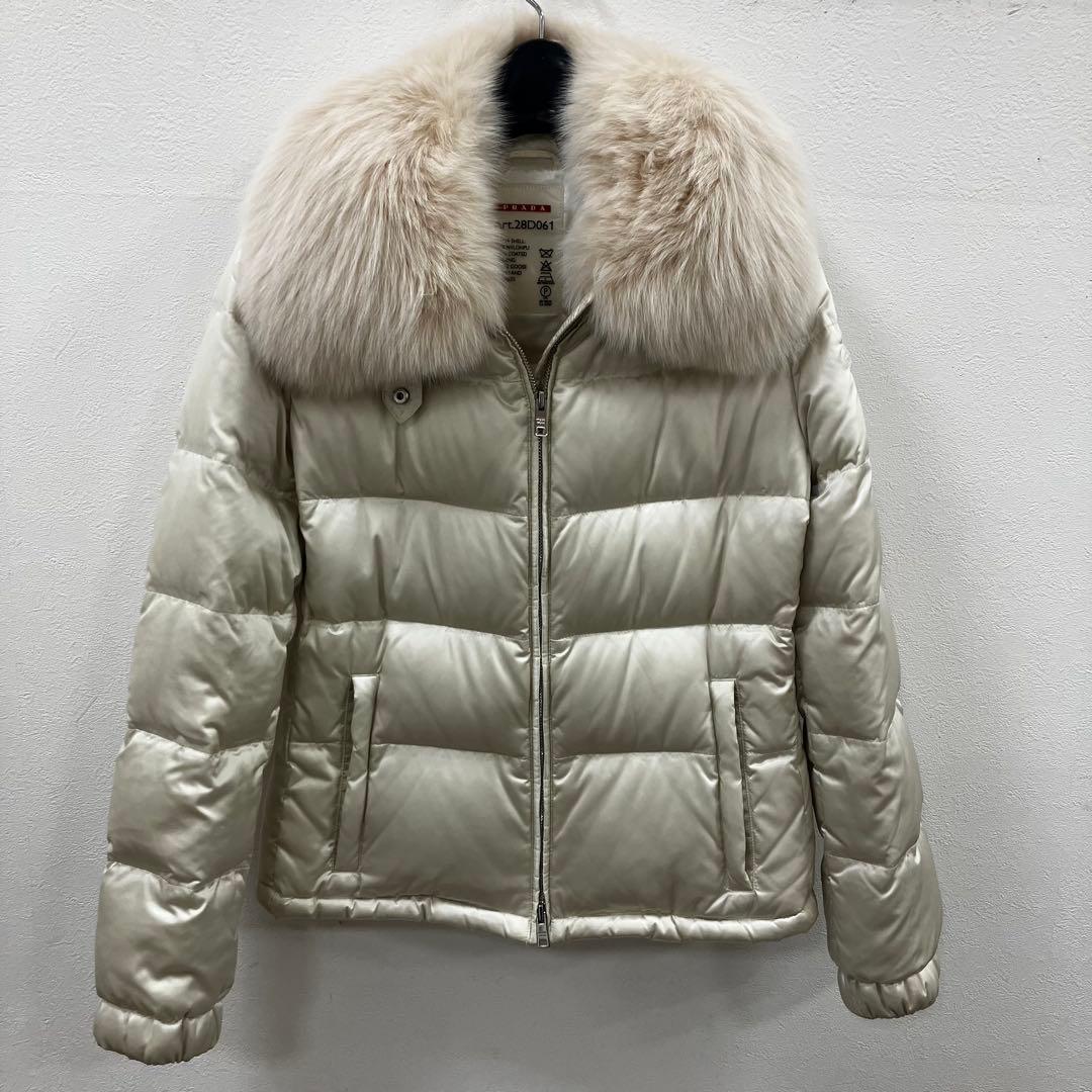 PRADA プラダ ダウンジャケット アイボリー ホワイト系 フォックスファー付 美品！プラダ PRADA ホワイトダウンジャケットフォックスファー ロング