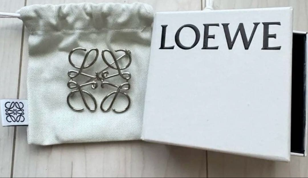 値下げ！ロエベ　アナグラムブローチ　パラジウム