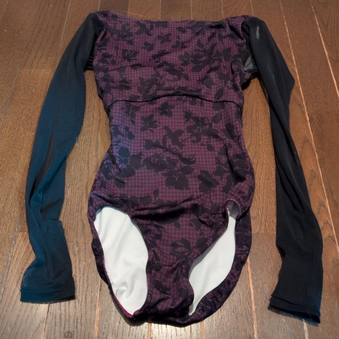 stina バレエレオタード 長袖 紫と黒花柄 - メルカリ